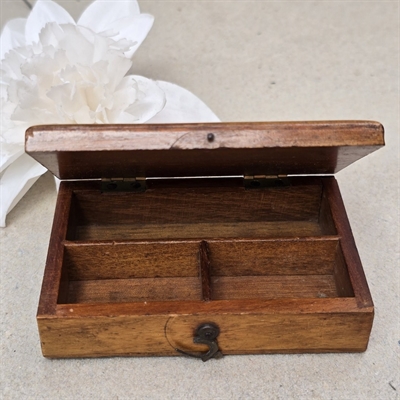 traeaeske-natur-moerkt-trae-opdelt -tre-rum-lille-opbevaringsaeske