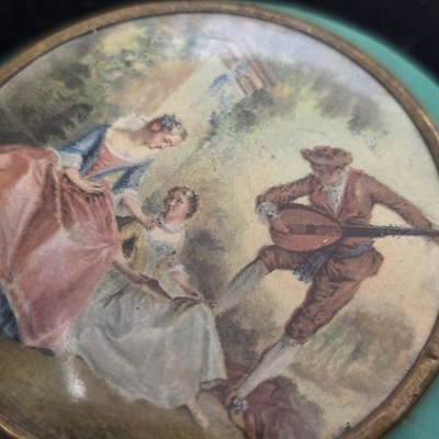 rund-pudderdaase-romantisk-motiv-paa-laaget-groen-kant-opbevaring