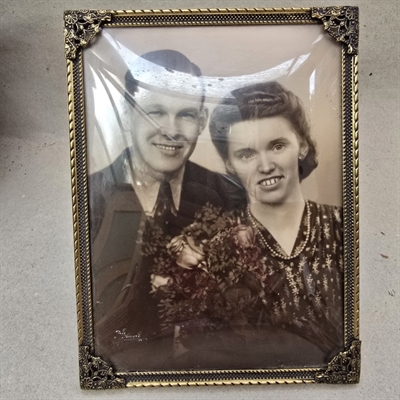 rektangulaer-messing-fotoramme-flotte-hjoerner-buet-glas-gammel-billedramme-foto-brudepar