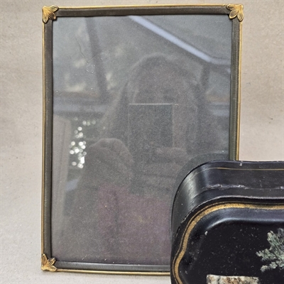rektangulaer-messing-sort-billedramme-bladhjoerner-gammel-fotoramme