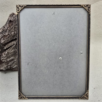 messing-sort-rektangulaer-fotoramme-dekorerede-hjoerner-gammel-billedramme