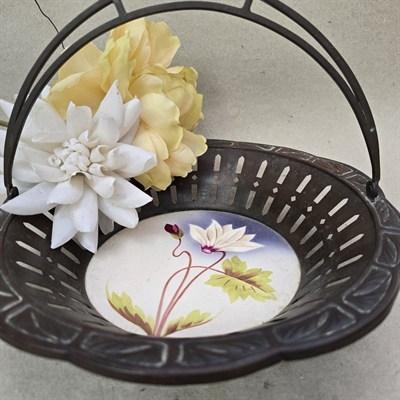 hvid-blomst-groenne-blade-porcelaen-bund-frugskaal-metal-sider-hank