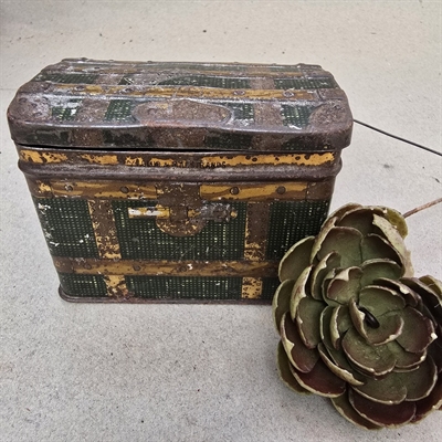 sort-mini-metal-rejsekuffert-gulddekoration-gammel-blikdaase