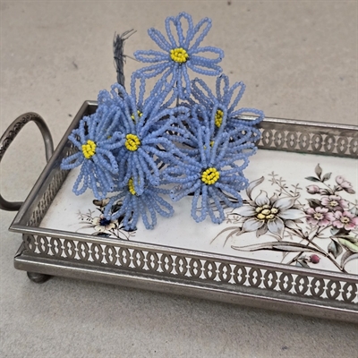 blomsterdekoreret-porcelaensbund-metal-kanter-haandtag-gammel-serverings-bakke