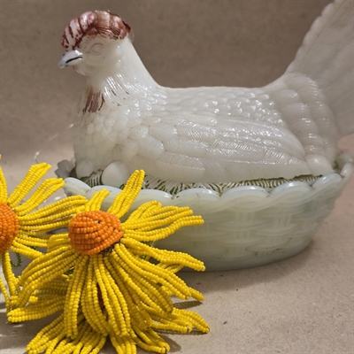 opaline-farvet-hoene-paa-kurv-let-bemaling-hals-hoved-gammel-hoeneaeggeholder