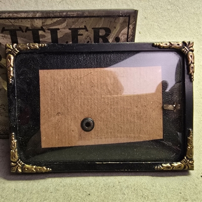 metalramme-sort-med-dekorative-messinghjoerner-gammel-fotoramme-billedramme