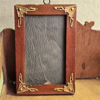 messing-hjoerner-paa-moerk-trae-fotoramme-vintage-billedramme