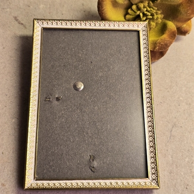 fin-moensterkant-messing-hvid-metalramme-vintage-messinramme-gammel-billedramme-lille