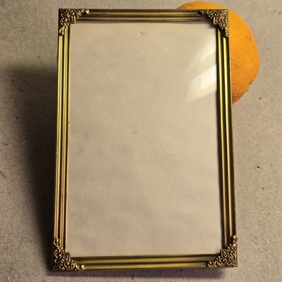 buet-glas-i-gammel-stribet-messing-billedramme-fine-hjoerner-vintage-fotoramme