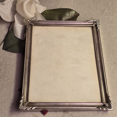 soelvfarvet-metalramme-moensteret-kant-flotte-hjoerner-vintage-billedramme