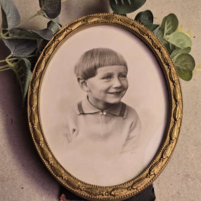 oval-guldfarvet-traeramme-gammel-fotoramme-drengefoto-billedramme