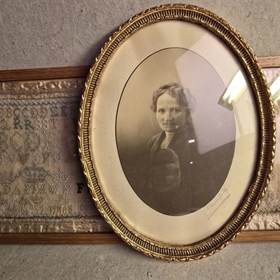 oval-trae-ramme-guldmalet-buet-glas-dame-foto-gammel-fotoramme