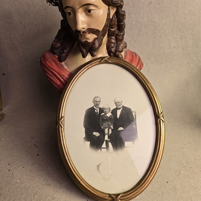 oval-rillet-trae-ramme-kryds-dekoration-gammel-fotoramme-buet-glas-tre-personer-paa-foto