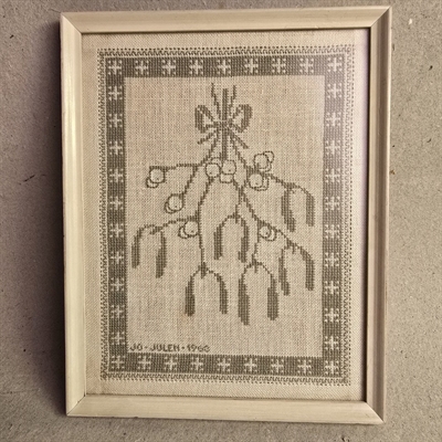 Broderet mistelten i gammel hvid træ fotoramme. Billedåbning 16,5 x 21,5 cm.