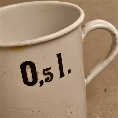 hvidt-halvlitermål-sort-tekst-emaljeret-gammelt-køkkenredskab