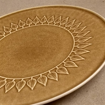 lysebrunt-rundt-fad-bladdekoration-kronjyden-Jens-Harald-Quistgaard-retro-serveringsfad