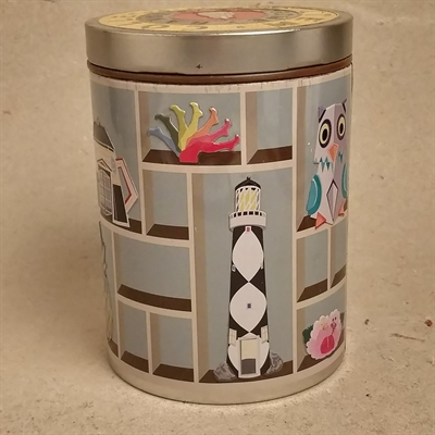 rund-sølvfarvet-dekoreret-kaffedåse-Irma-nr.33-randi-katrine-retro-metaldåse