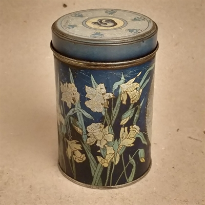 metaldåse-Irma-blå-dåse-rund-Man-køber-bedst-og-billigst-hvor-den-lille-Irmapige-bor