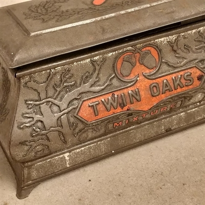 kisteformet-dekoration-egeløv-agern-orange-metalfarvet-gammel-metaldåse-tobaksdåse-