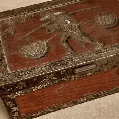 rektangulær-rød-metalfarvet-æske-kineser-kurve-åg-Hentley-Palmers-Bisquits-England- antik