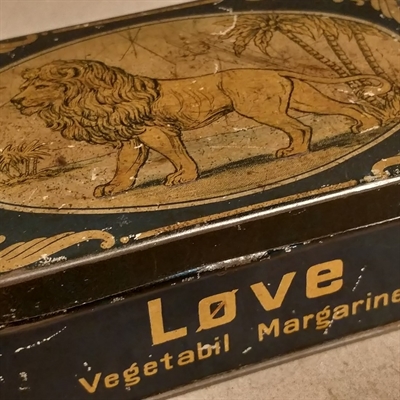 blå-guldfarvet-rektangulær-metaldåse-Løve-dekoration-løvemargarine-Korsør-gammel-dåse