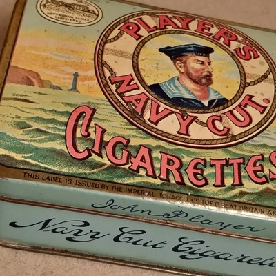 lyseblå-metal-rektangulær-æske-sømandsmotiv-players-navy-cut-cigarettes-gold-leaf-cigaretæske-gammel