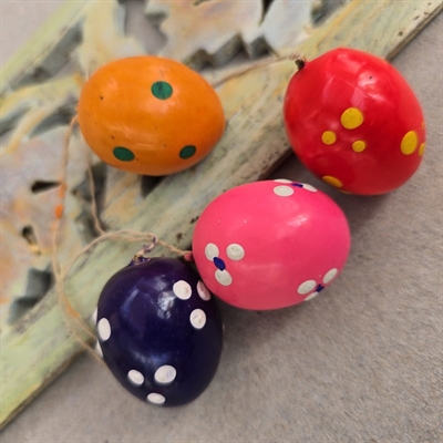 traeaeg-staerkfarvede-hvide-prikker-retro-paaskepynt