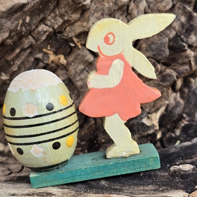 hvid-harepige-lyseroed-kjole-stribe-prik-dekoreret-aeg-traearbejde-Erzgebirge-figur