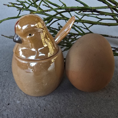 gammelt æggebæger som brun kylling med ske porcelæn