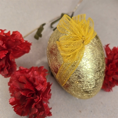 pap-aeg-med-guldfolie-gul-sloejfe-gammelt-paaskeaeg-GDR-paaskepynt