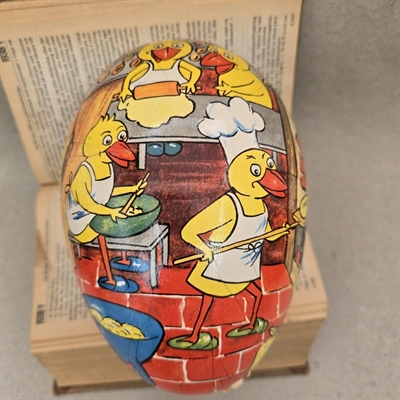 pap-paeskeaeg-dekoreret-der-bages-i koekkenet-af-aender-gammel-paeskepynt