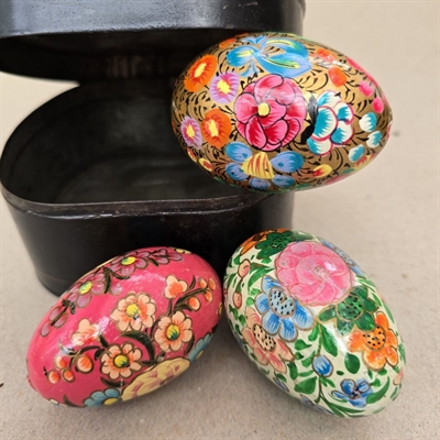 multi-farvede-blomster-dekorerede-traeaeg-vintage-paaskepynt