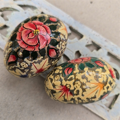 rosa-creme-groenne-traeaeg-med-blomstermotiver-hoenseaeg-stoerrelse-vintage-paaskepynt