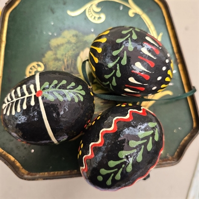 papmache-paaskeaeg-sorte-med-farvedekoration-retro-paaskepynt