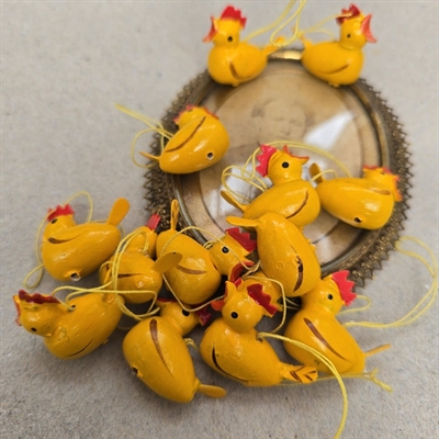 gule-hoens-trae-roed-kam-naeb-gammel-paaskepynt