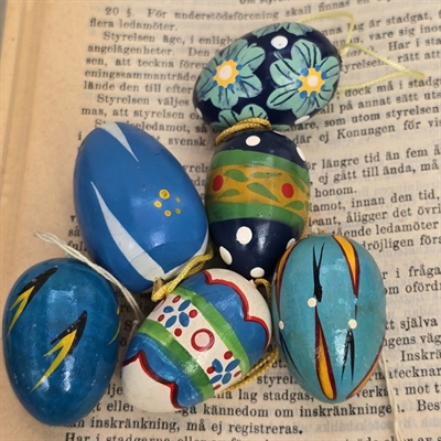 bemalede-blaa-dekorerede-trae-aeg-paaskeaeg-vintage-paaskepynt