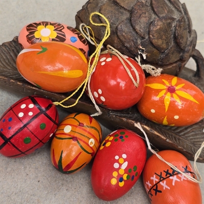 dekorerede-roede-orange-trae-aeg-paaskeaeg-gammel-paaskepynt