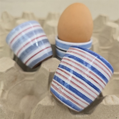 aeggebaegre-blaa-roed-hvid-stribede-keramik-aeggeholdere-retro