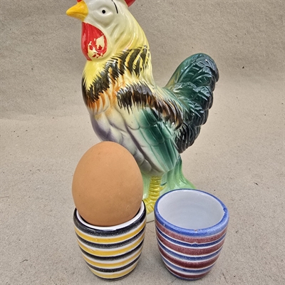 brunt-hvid-gul-og brun-hvidt-blaat-stribede-aeggebaegre-retro-keramik-aeggeholdere