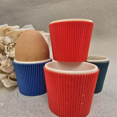 rillede-plastik-aeggebaegre-roede-blaa-indvendigt-cremefarvede-retro-aeggeholdere