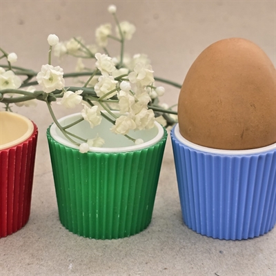 rillede-plastik-aeggebaegre-roedt-groent-blaat-retro-aeggeholdere