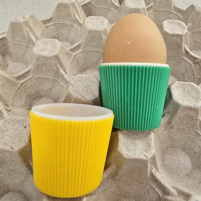 rillede-plastik-aeggebaegre-groent-gult-creme-indeni-retro-aeggeholder