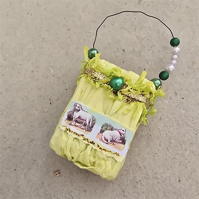 papirbeholder-lysegroent-crepepapir-metaltraad-hank-med-perler-vintage-paaskepynt