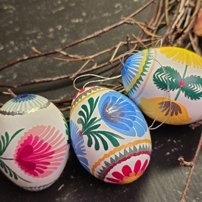 klare-farver-papirklip-monteret-paa-hoenseaeg-vintage-paaskepynt