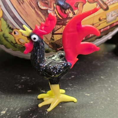 sort-glas-hane-roede-halefjer-hanekam-gult-naeb-foedder-aeldre-paaskepynt