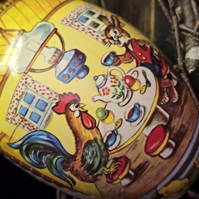 pap-paaskeaeg-dekoreret- med-teselskab-hare-hane-gammel-paaskepynt