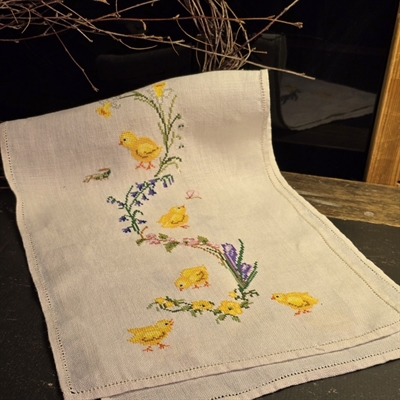 korsstinbroderet-loeber-dug-paaske-med-kyllinger-blomster-gammel-paaskepynt