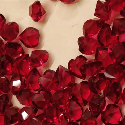 Krystal hjerter i farven ruby fra D.S.& Co, fra 1940\'erne. 