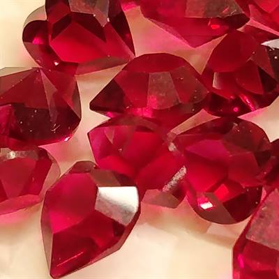 Hjerter i krystal, ruby farvede, fra 50\'erne.