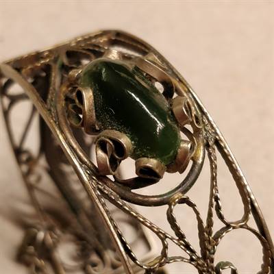 Filigran armbånd m. grøn sten, l: 19 cm.